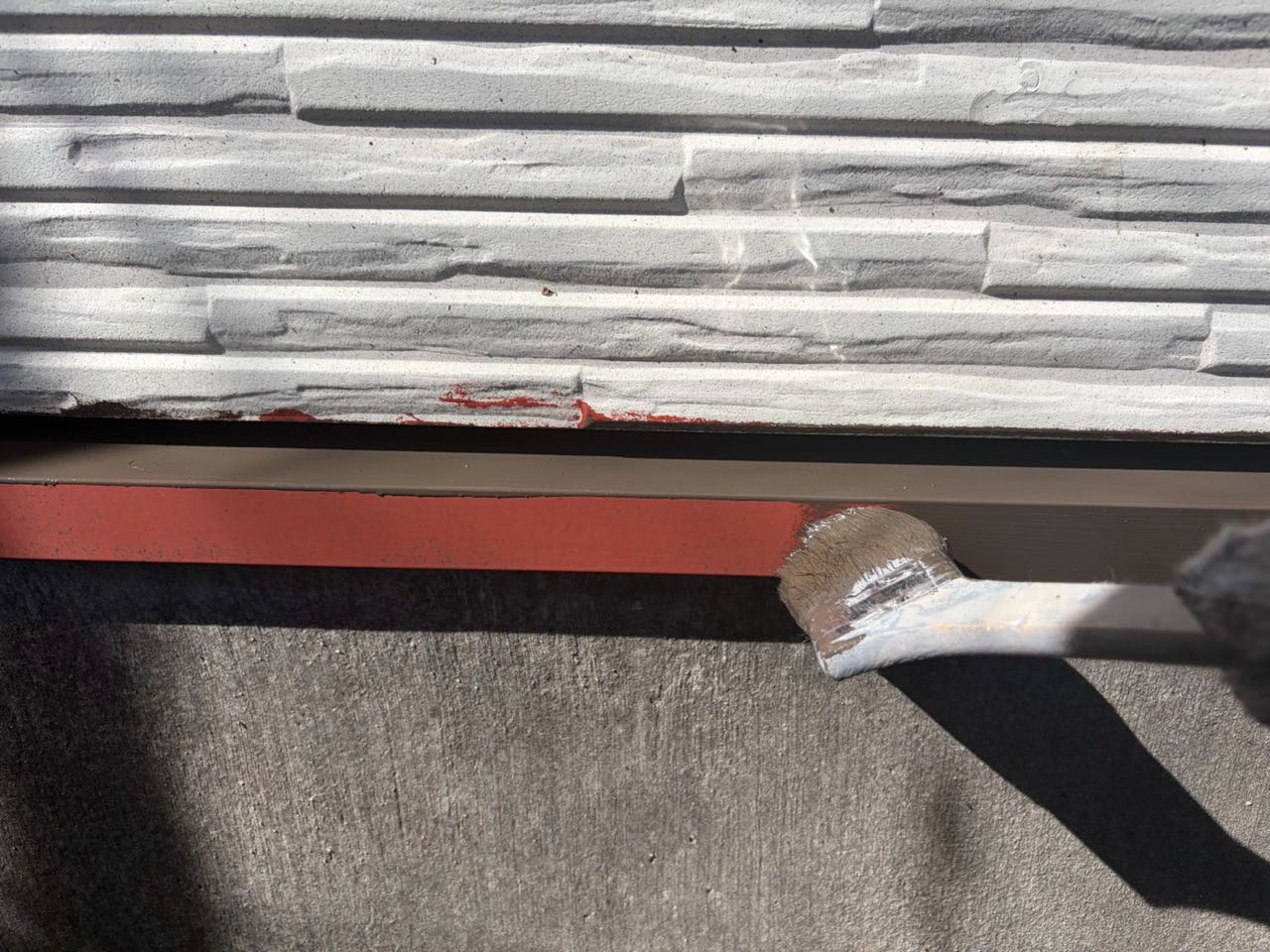 仕上げ塗装1回目です。
