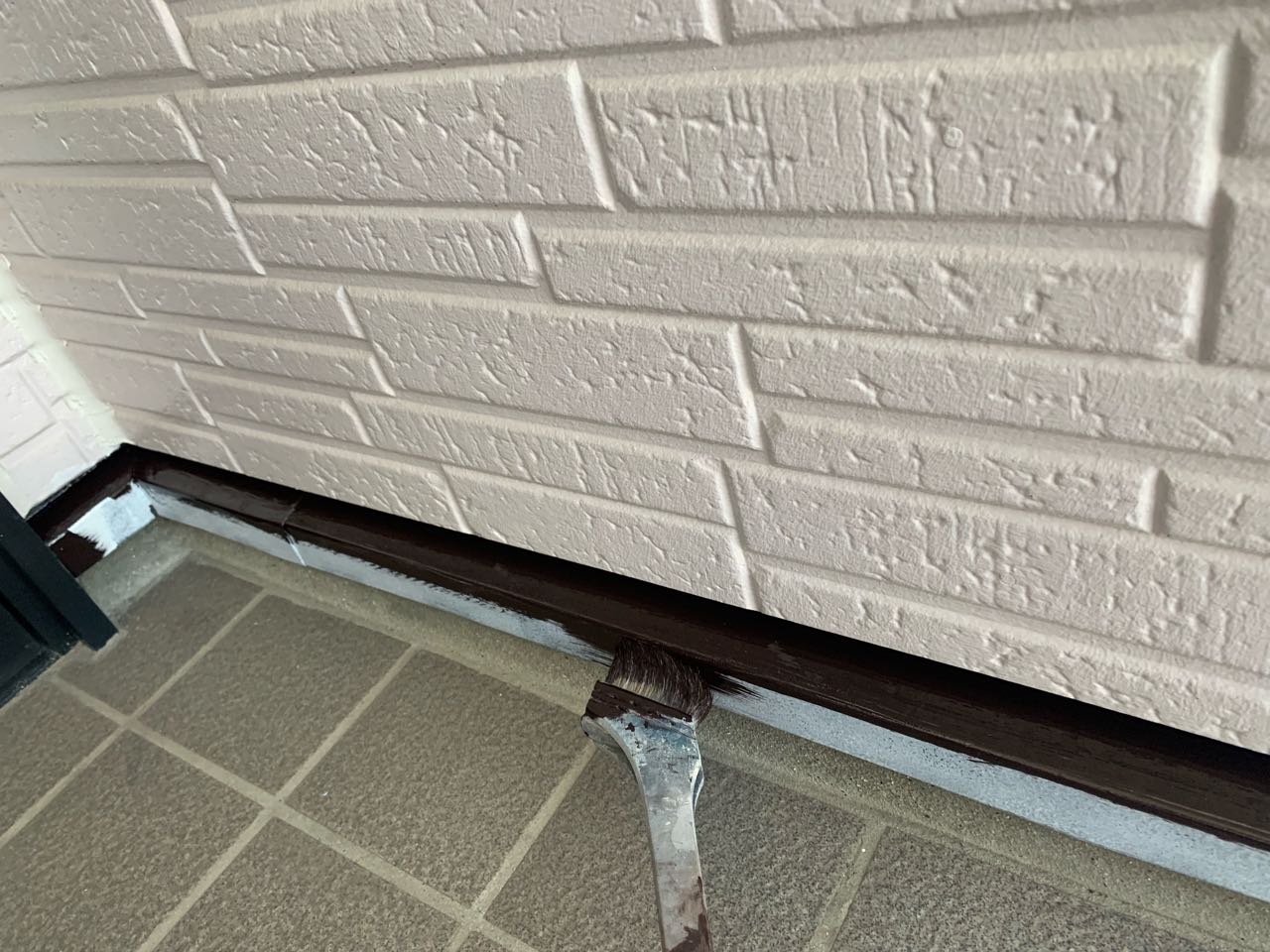 仕上げ塗装1回目です。
