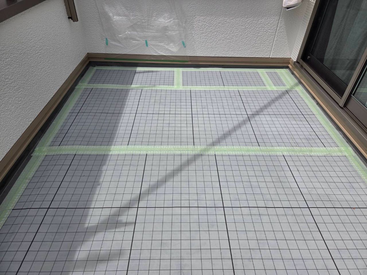 自着シートを張ります。