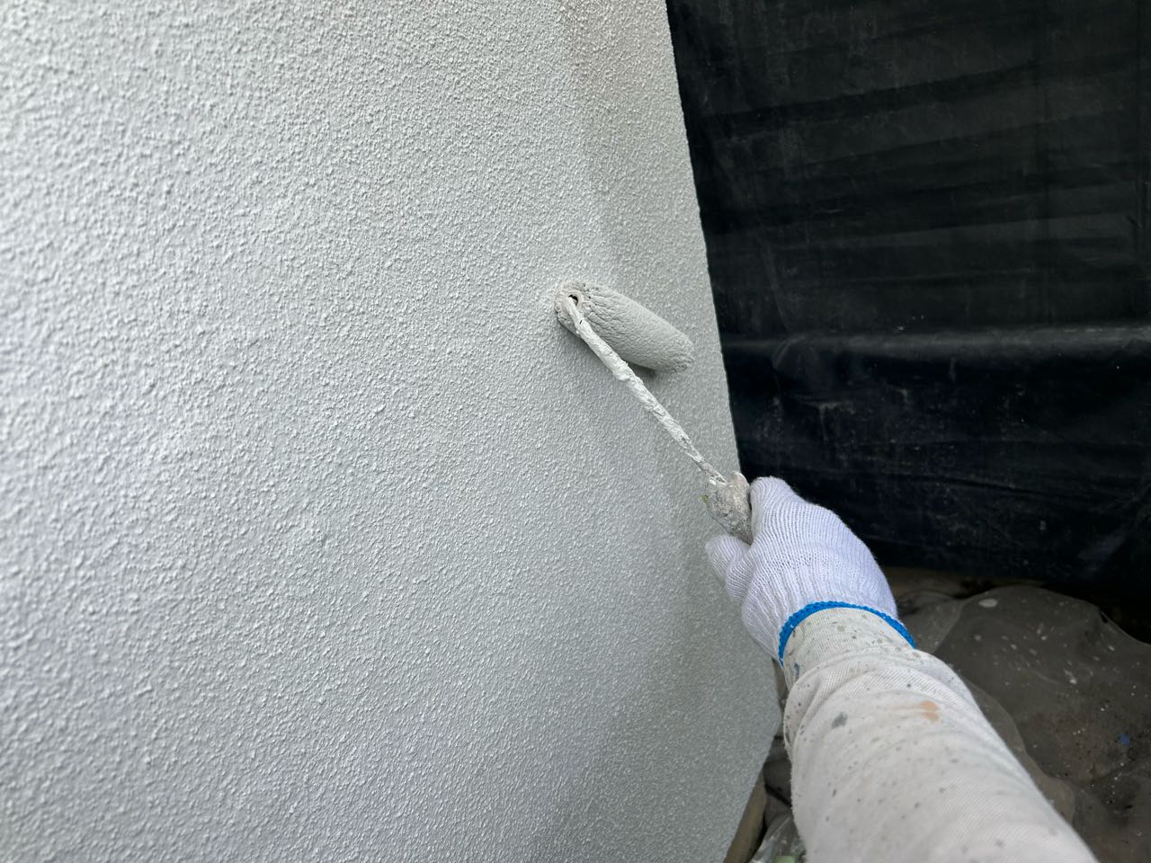 仕上げ塗装1回目です。