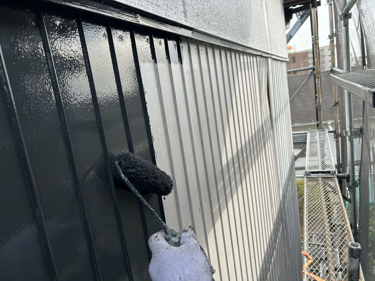 仕上げ塗装1回目です。