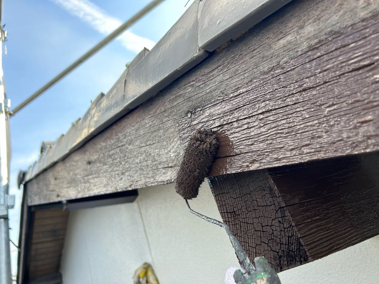 仕上げ塗装1回目です。