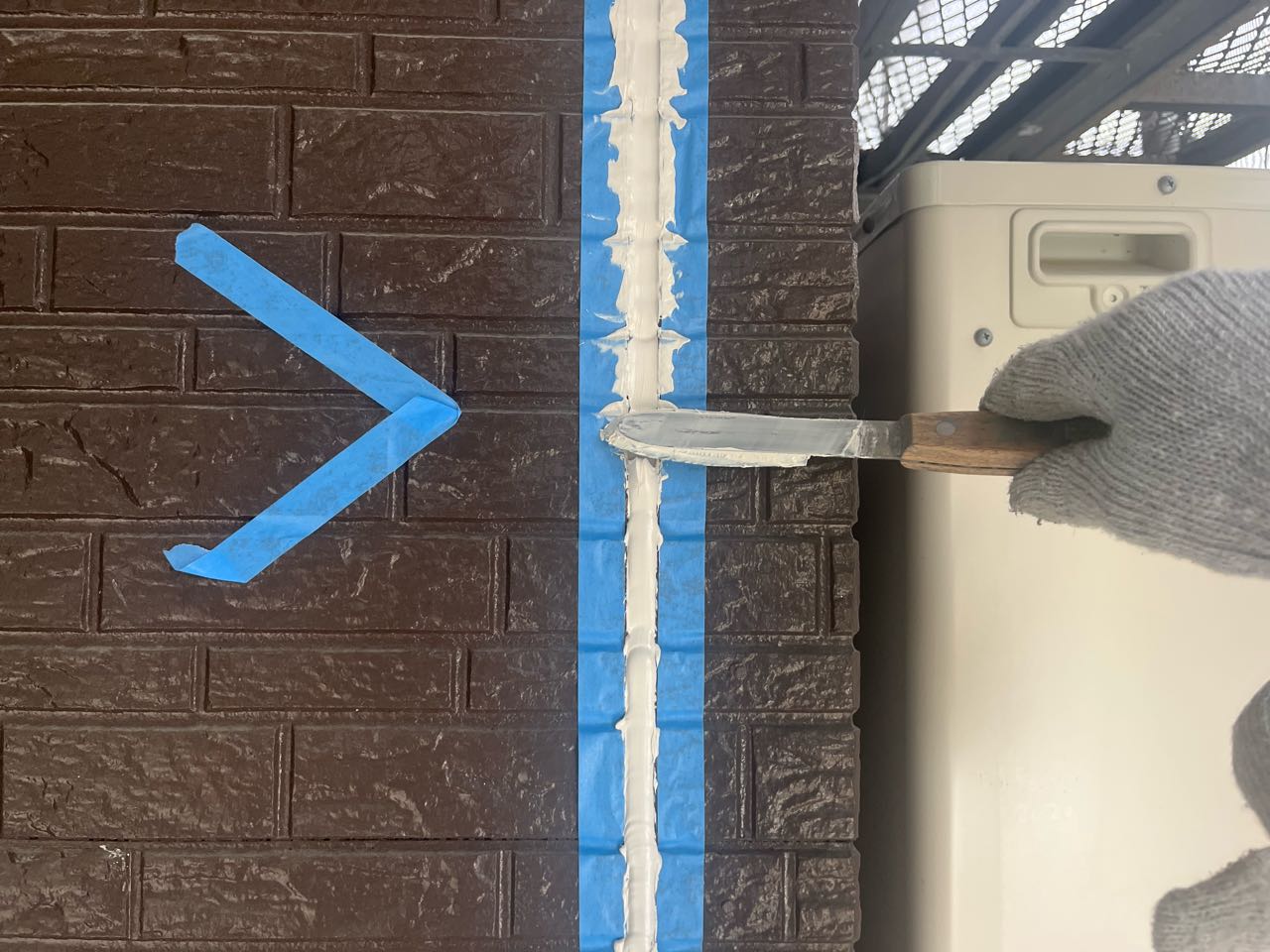 へらで押さえ込みます。