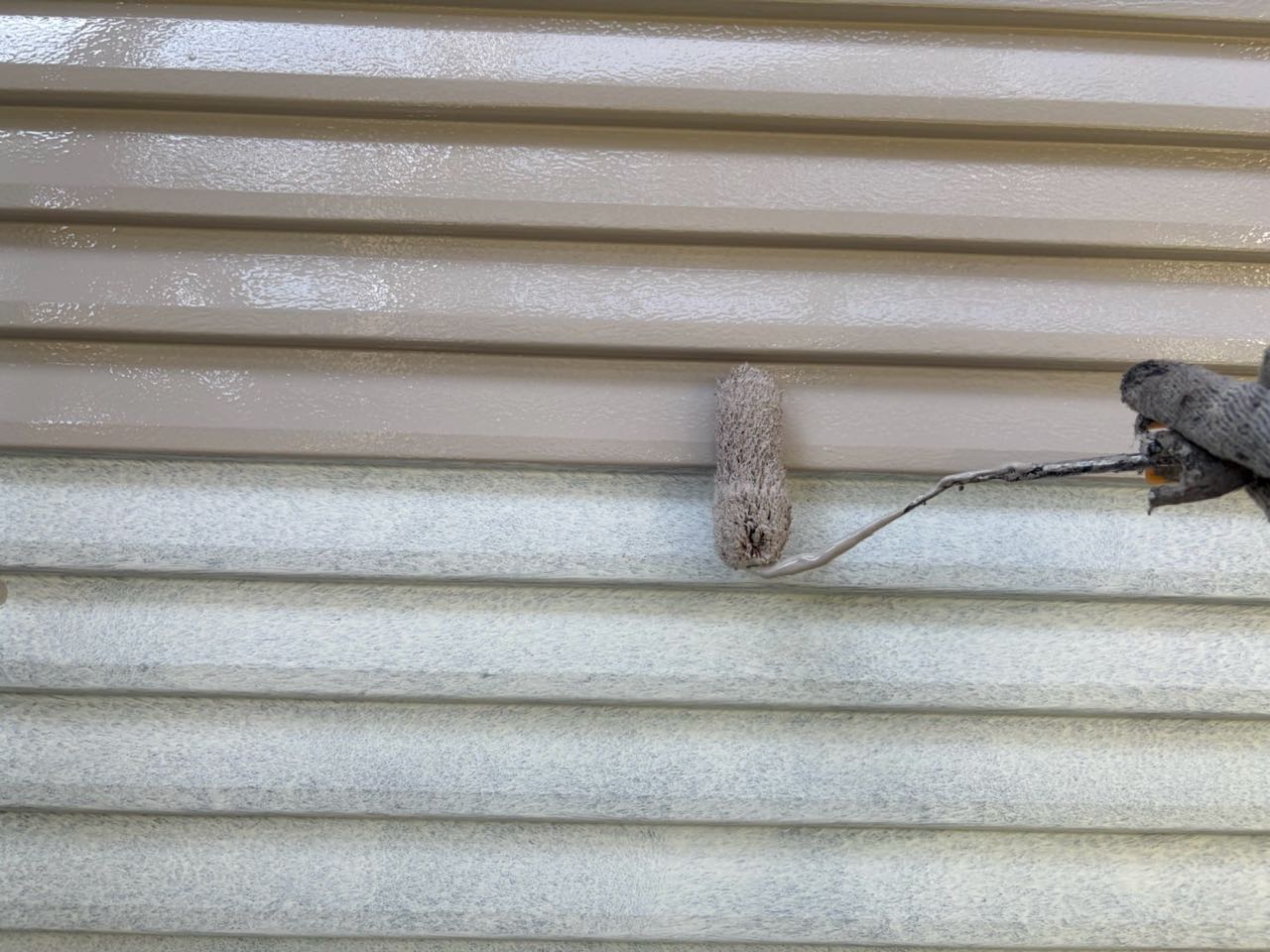 仕上げ塗装1回目です。