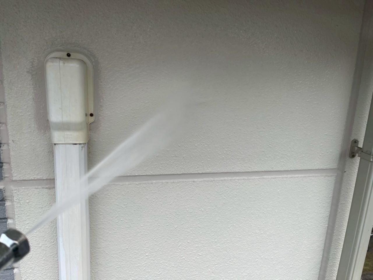 高圧洗浄します。