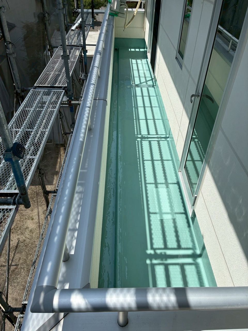 ウレタン防水塗布1回目。