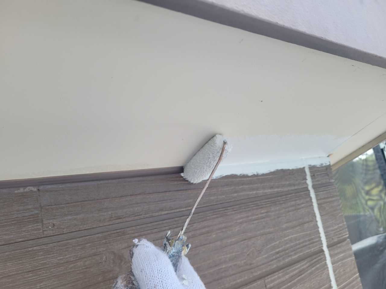 仕上げ塗装1回目です。