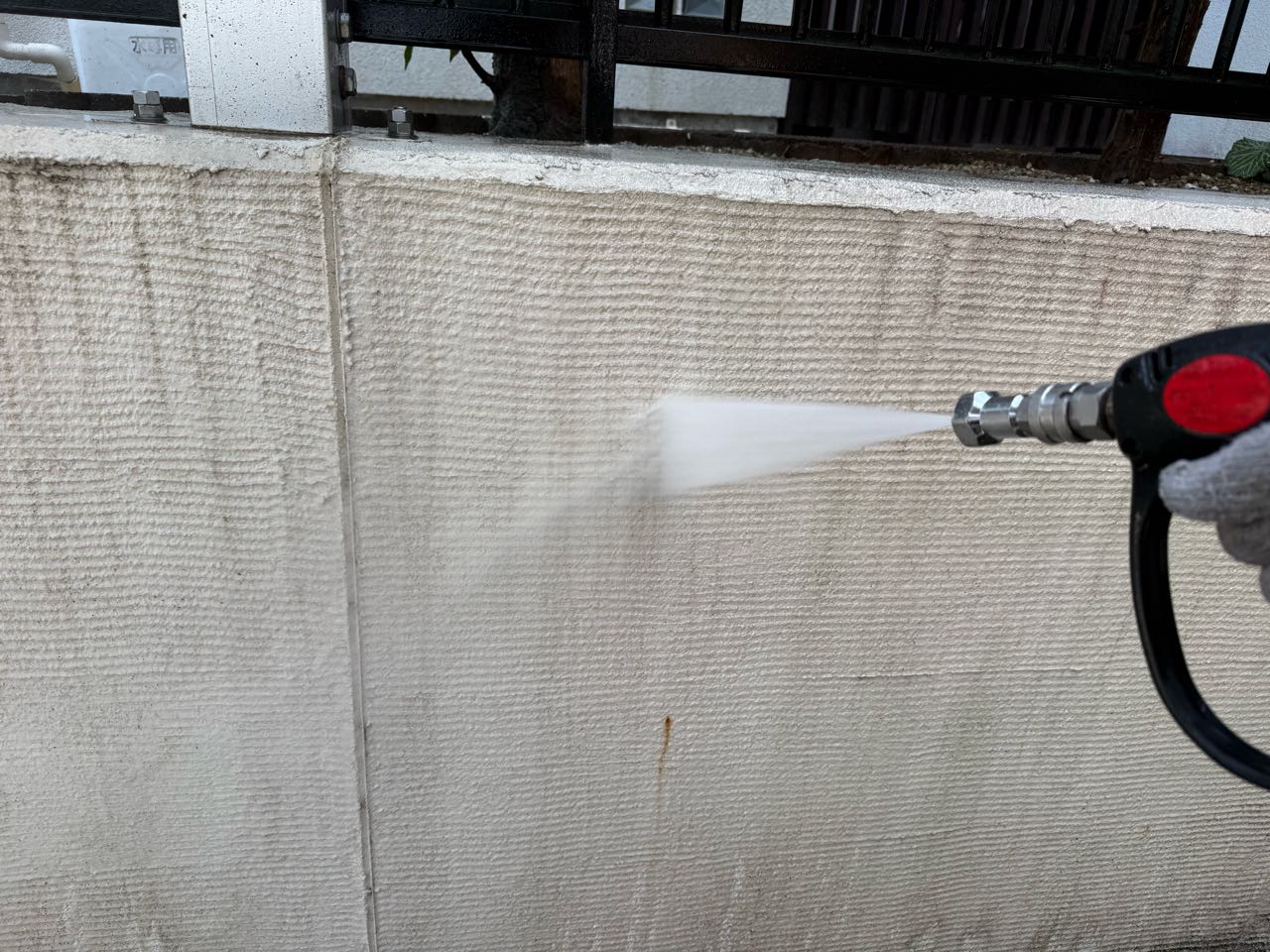 高圧洗浄します。