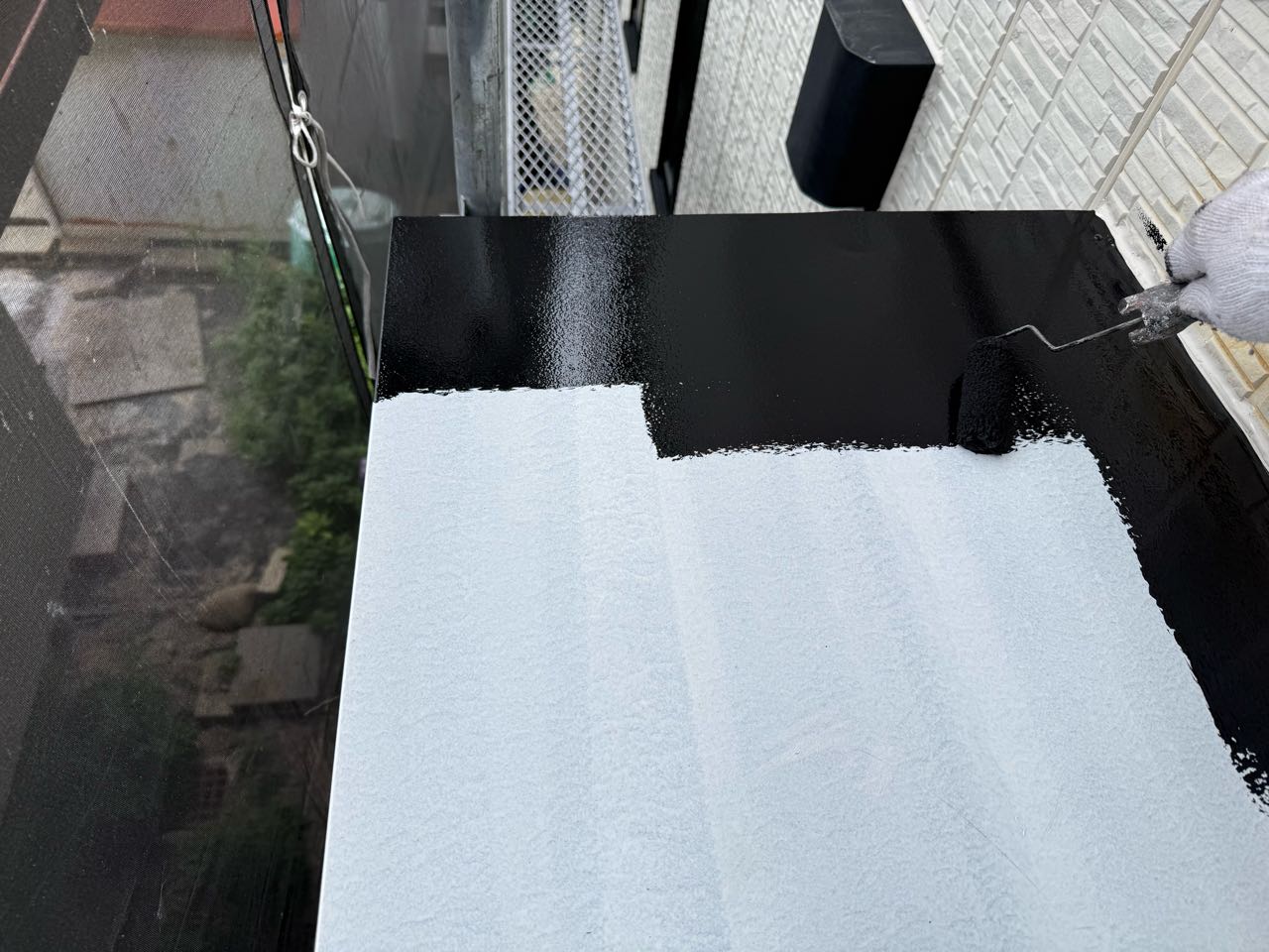 仕上げ塗装1回目です。
