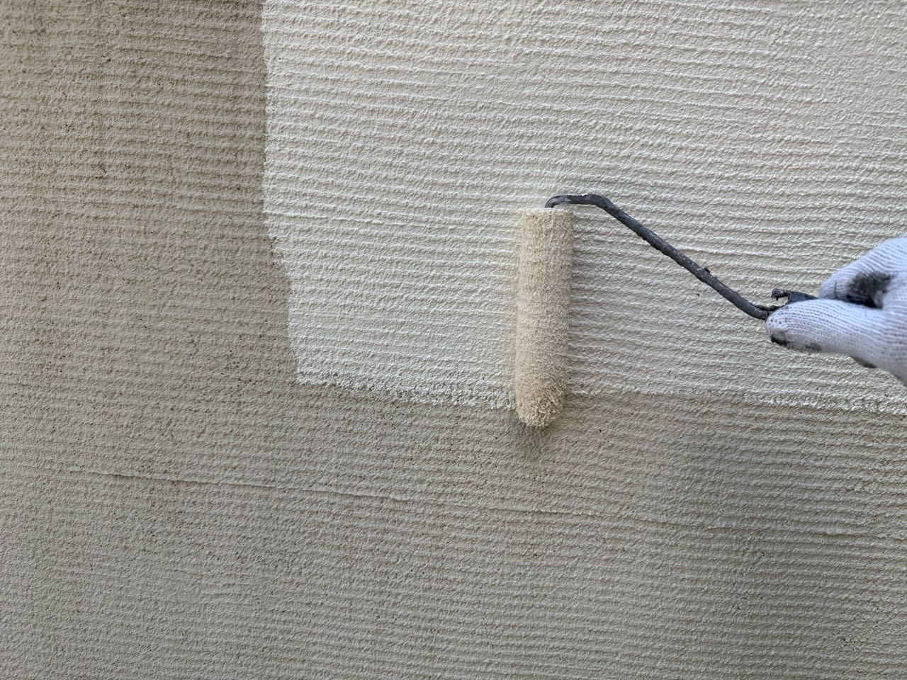 仕上げ塗装1回目です。