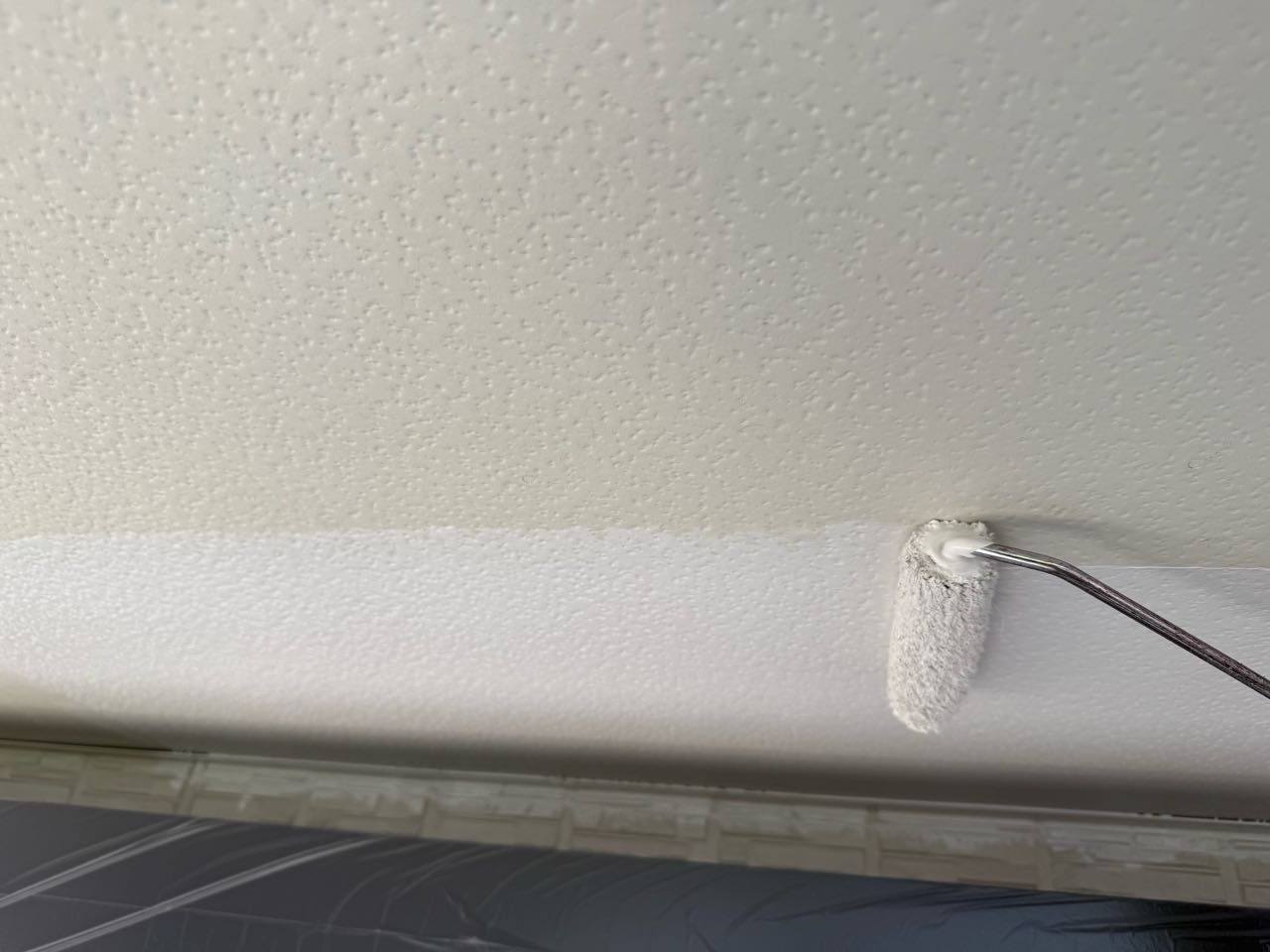 仕上げ塗装1回目です。