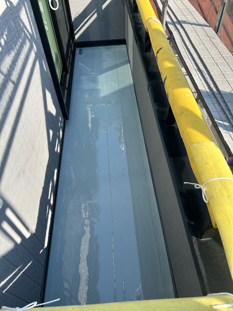 ウレタン防水塗布1回目。