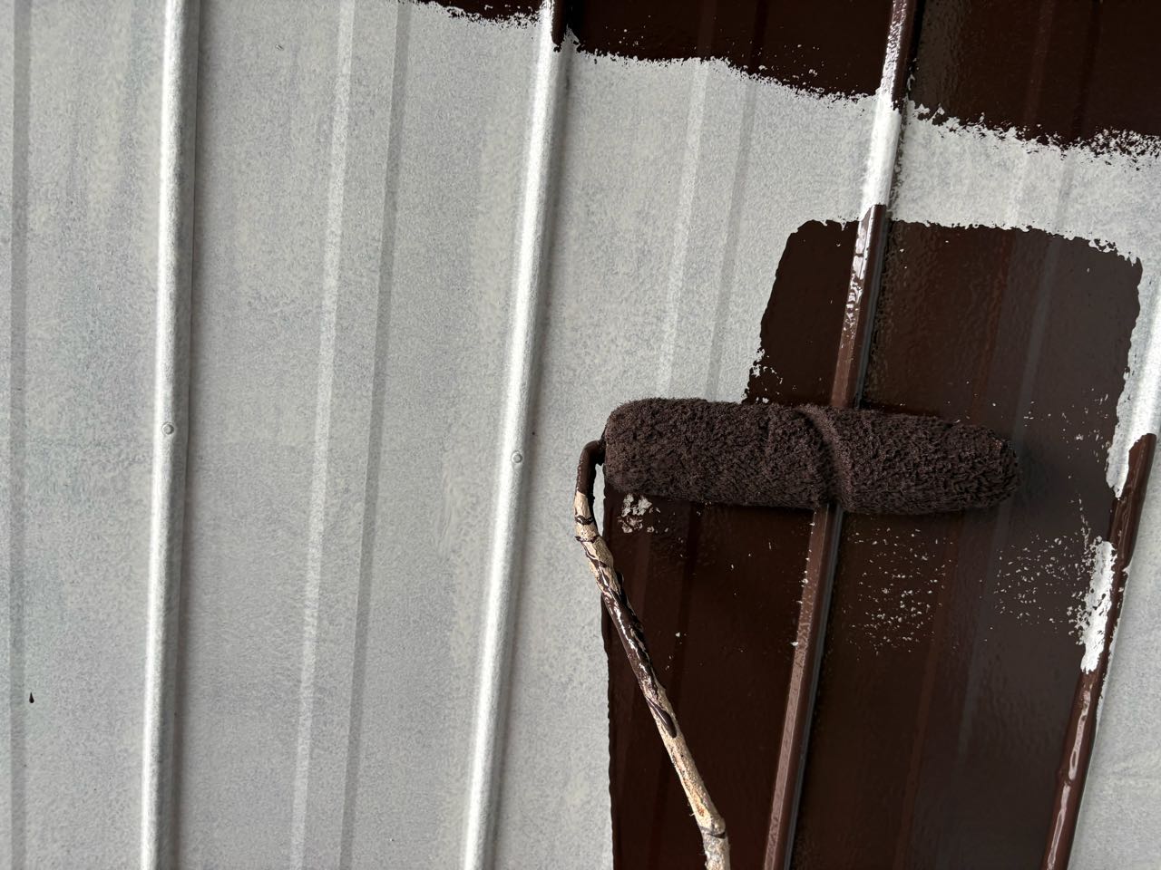 仕上げ塗装1回目です。