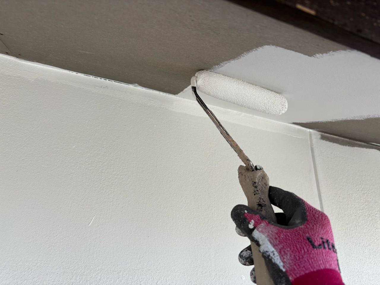 仕上げ塗装1回目です。