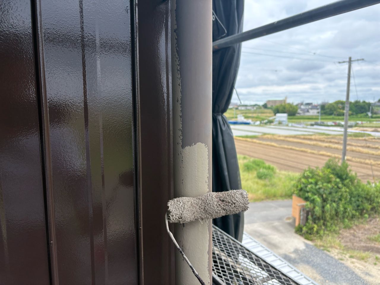 仕上げ塗装1回目です。