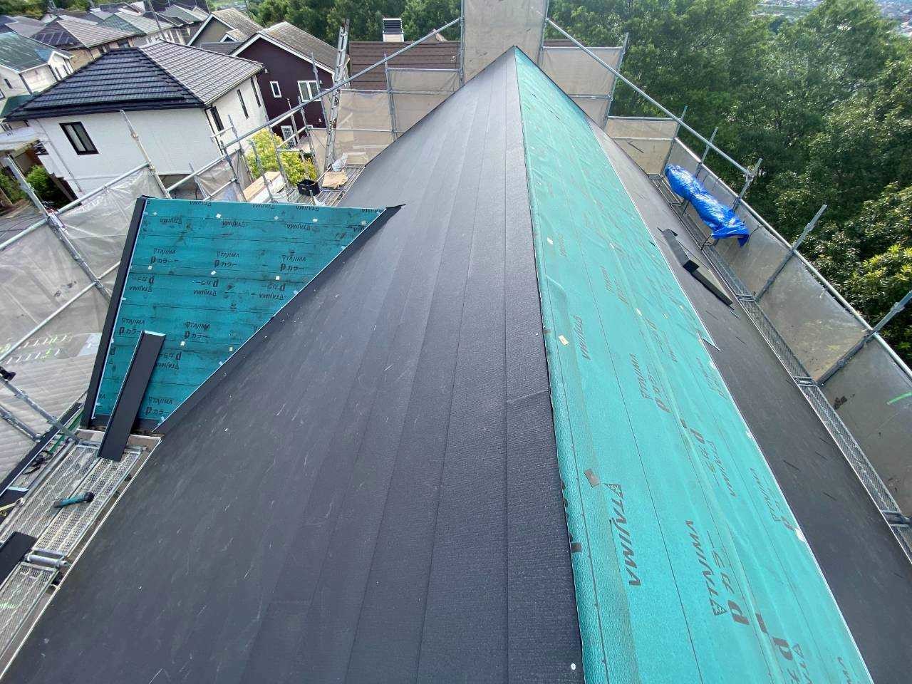屋根材取り付けです。