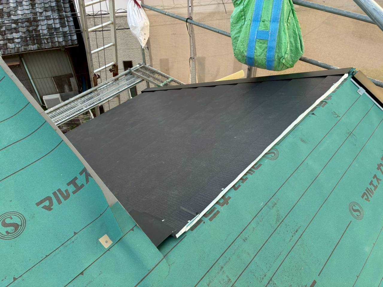 屋根材取り付けです。