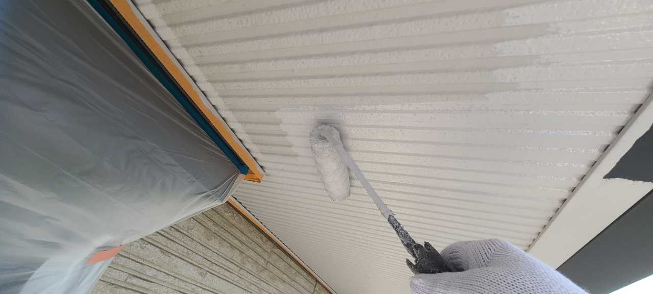 仕上げ塗装1回目です。