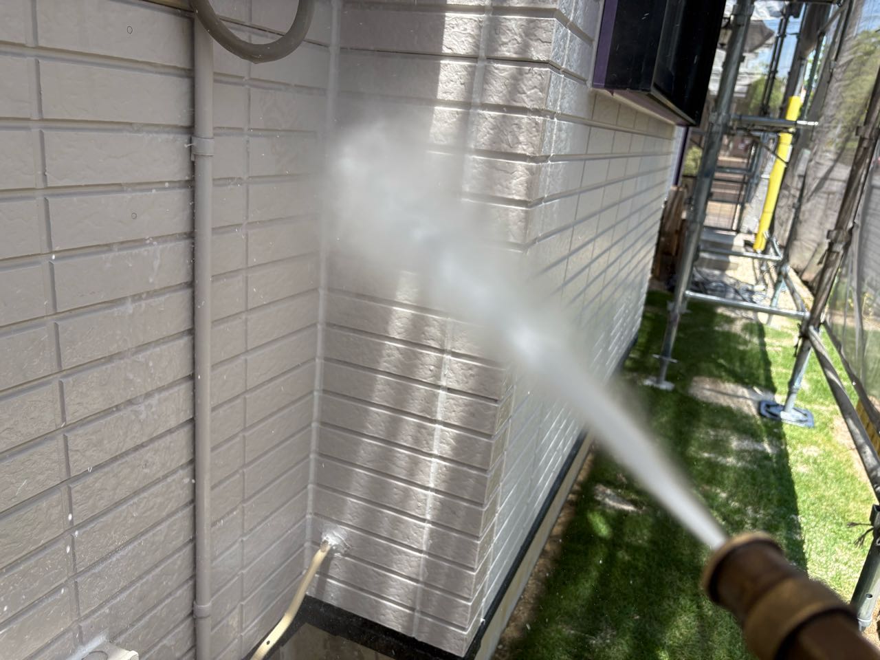 高圧洗浄します。