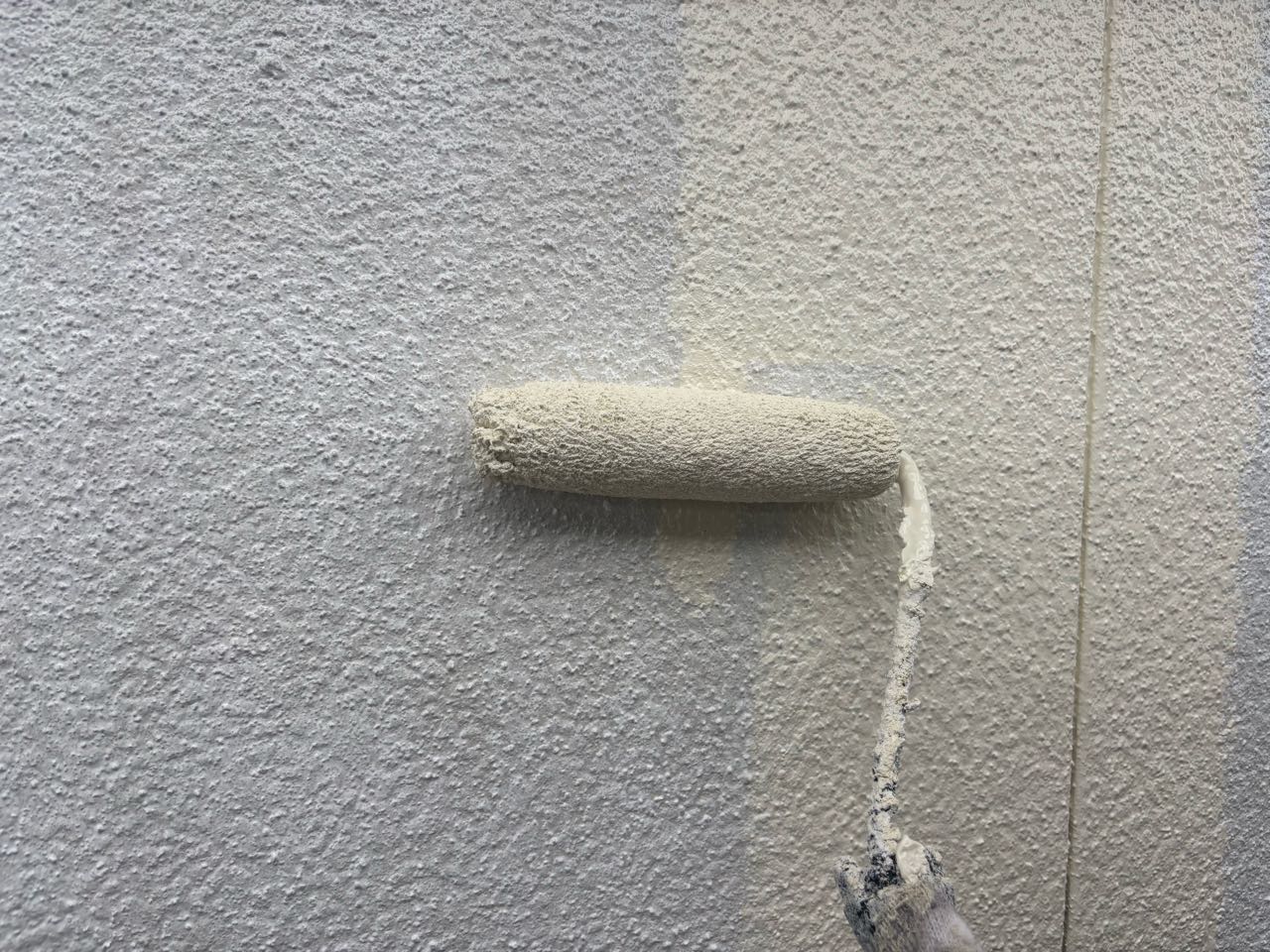 仕上げ塗装1回目です。