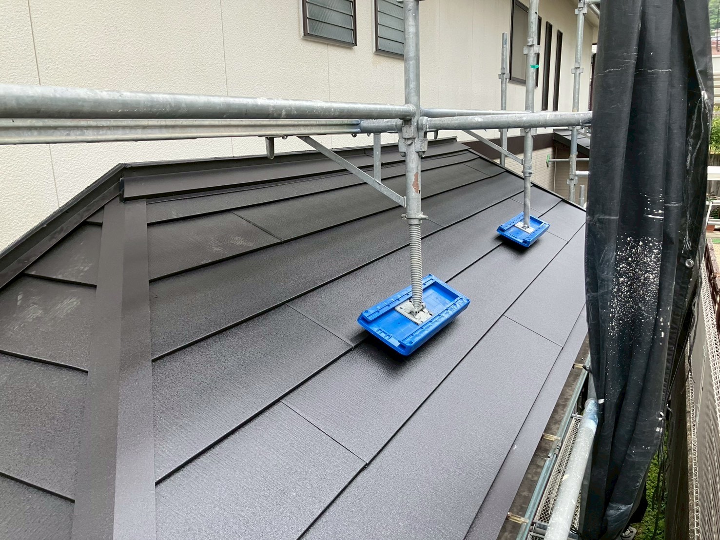 屋根材取り付けです。