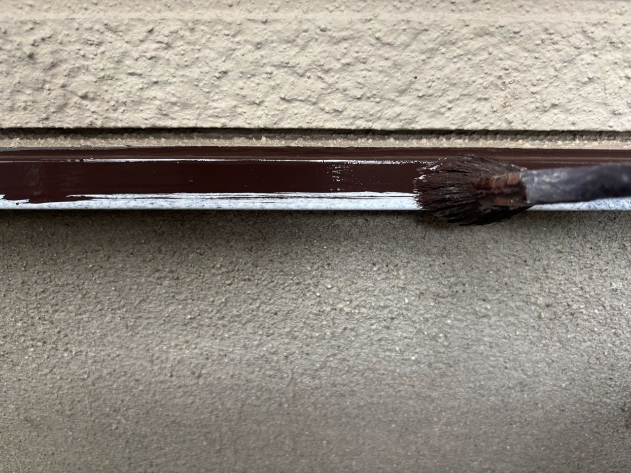 仕上げ塗装1回目です。