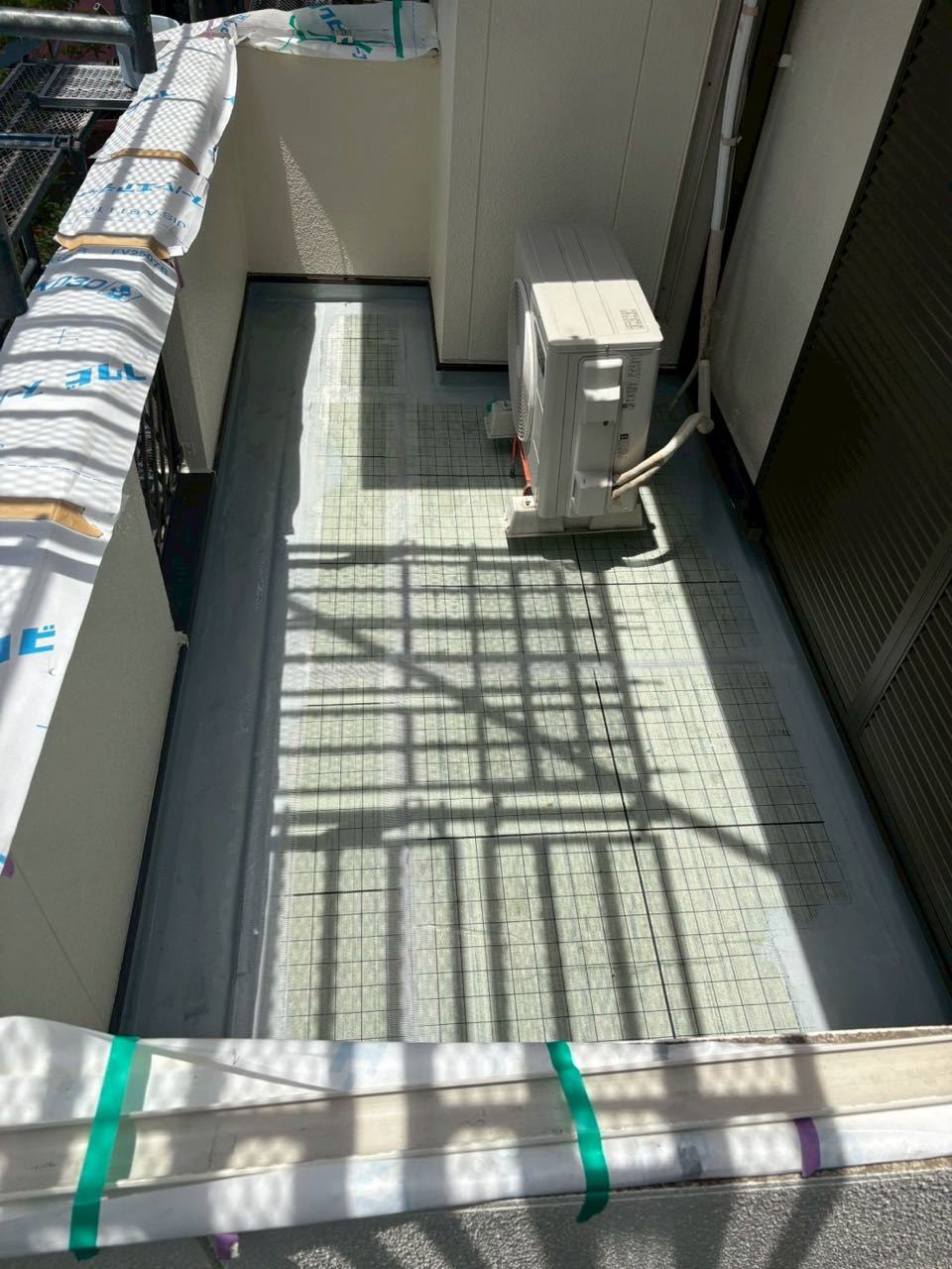 自着シートを張ります。