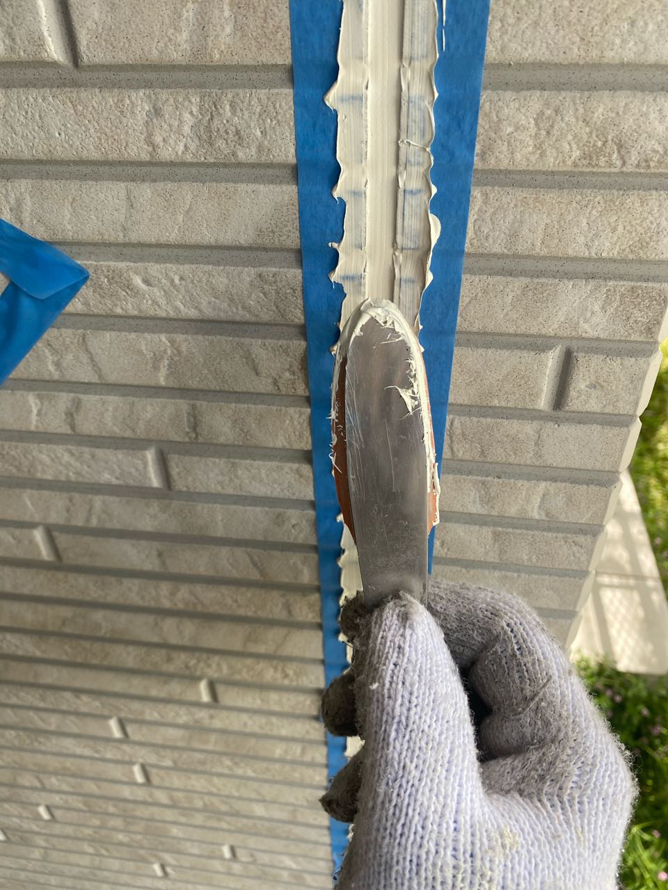 へらで押さえ込みます。