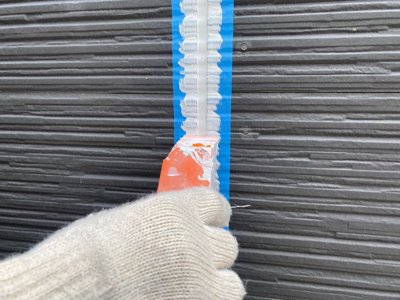 へらで押さえ込みます。