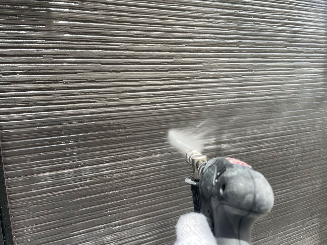 高圧洗浄します。