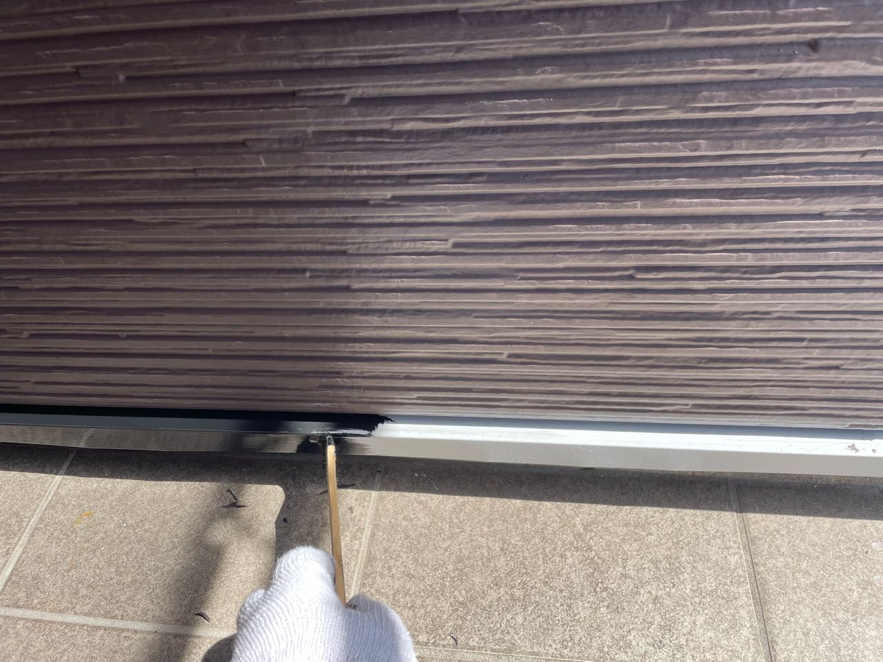 仕上げ塗装1回目です。