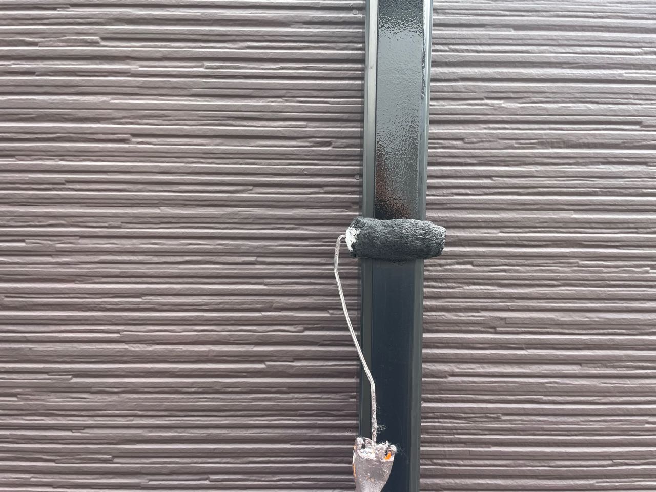 仕上げ塗装1回目です。