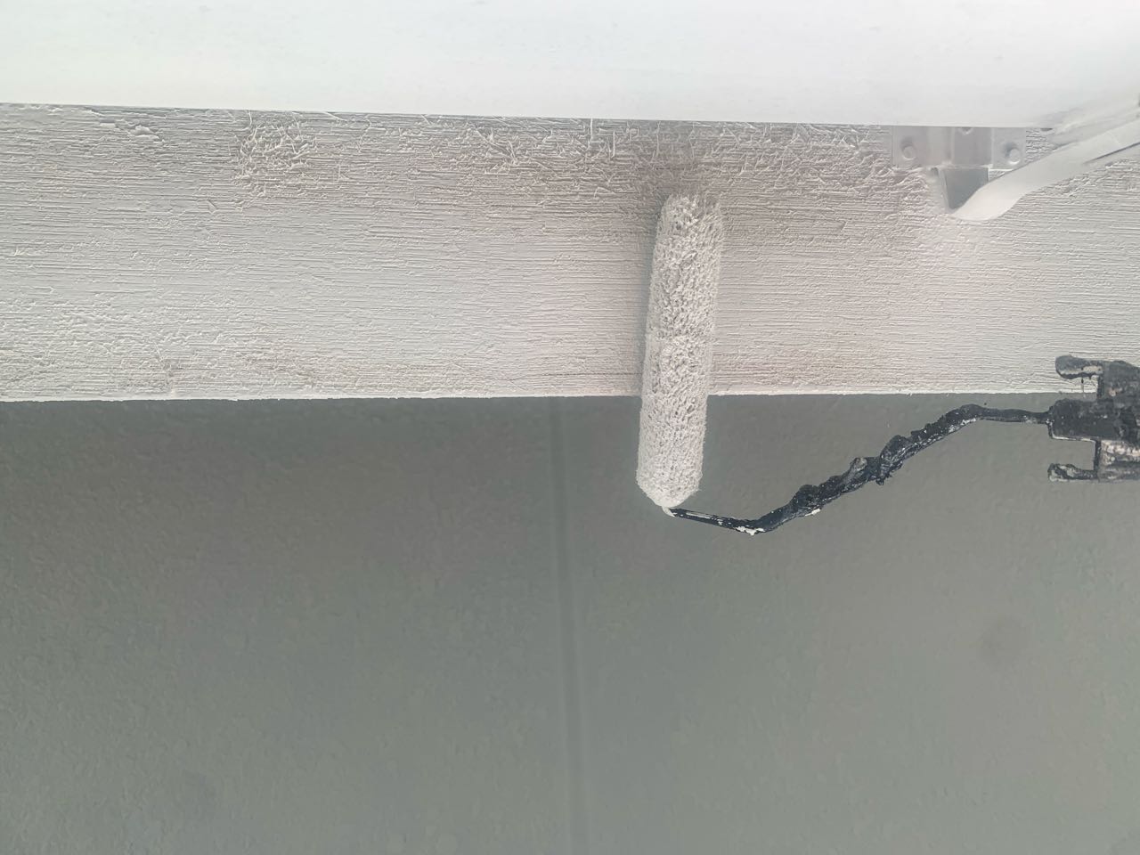 仕上げ塗装1回目です。