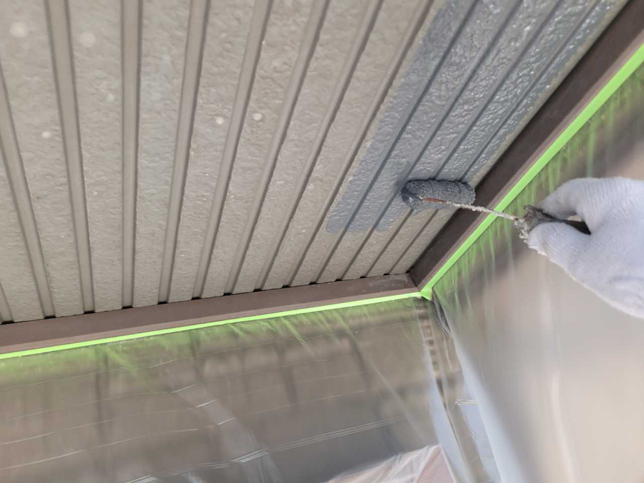 仕上げ塗装1回目です。