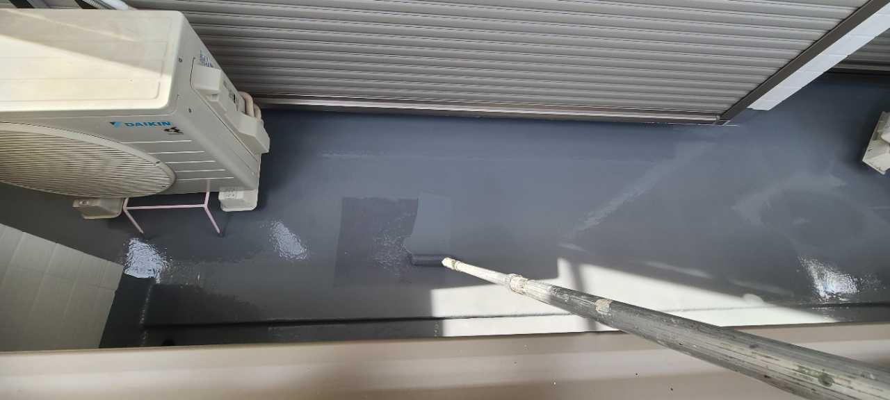 ウレタン防水塗布1回目。