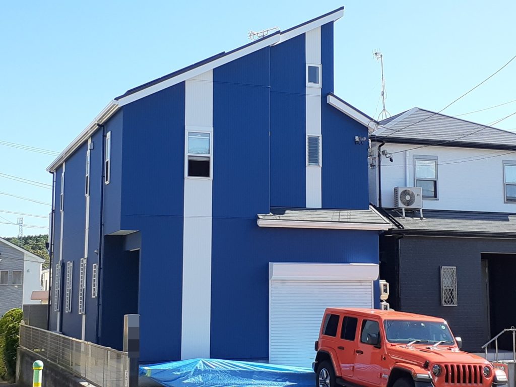 外壁塗装・ベランダ防水の施工後のお写真です。<br />
青と白のコントラストが美しい爽やかな雰囲気のお家に仕上がりました。