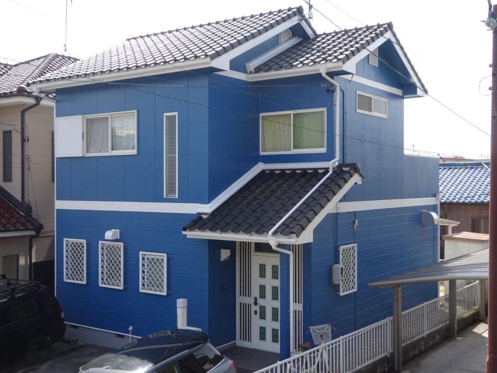 外壁塗装・ベランダ防水・カーポート脱着工事の施工後のお写真です。<br />
コバルトブルーの外壁に付帯部の白い塗装が爽やかさを演出する涼しげな住宅になりました。