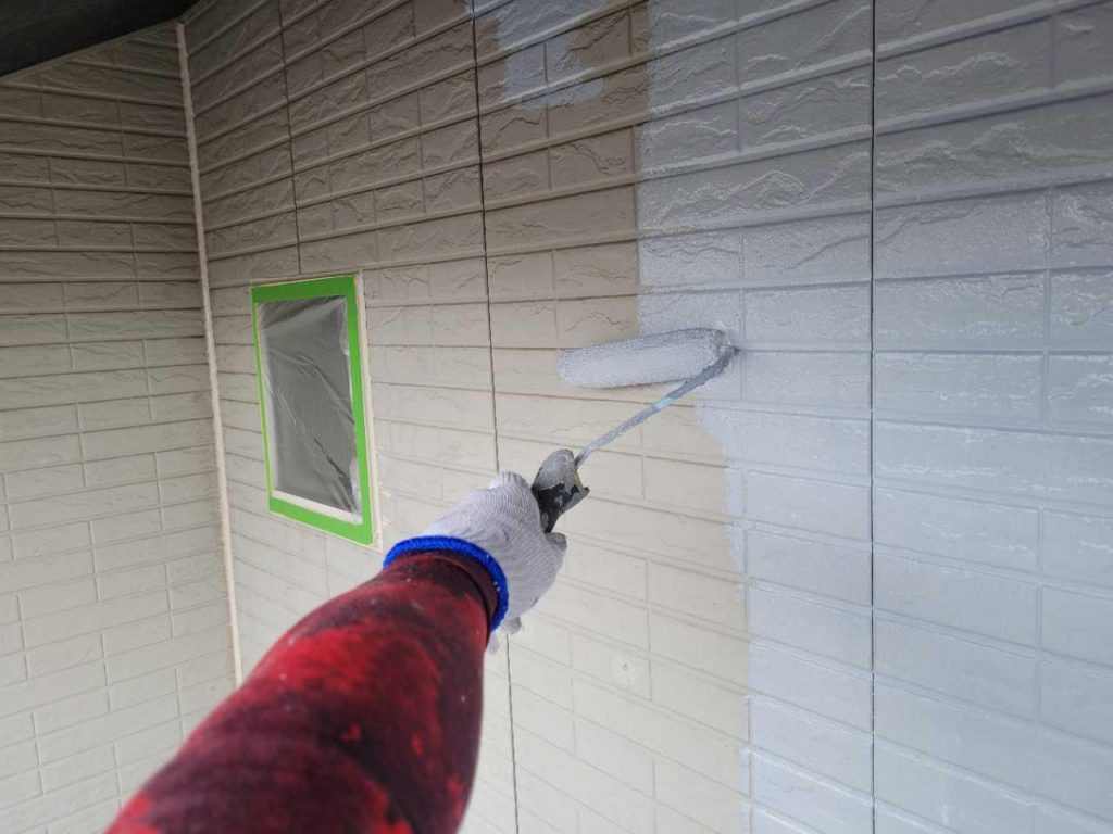 外壁の下塗りを行います。