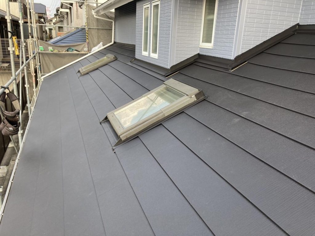 屋根カバー工法の施工が完了しました。<br />

