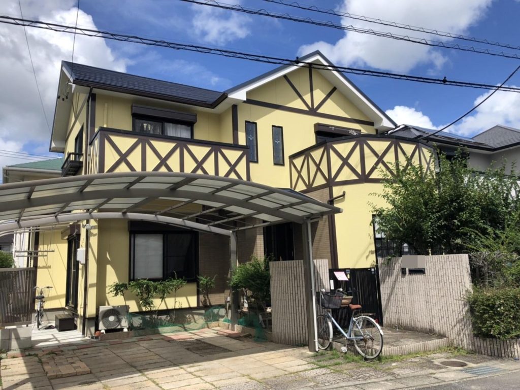 外壁塗装・ベランダ防水・屋根カバー工法の施工後のお写真です。<br />
イエローの外壁に付帯部のダークブラウンがアクセントとなっているシックなお家に仕上がりました。