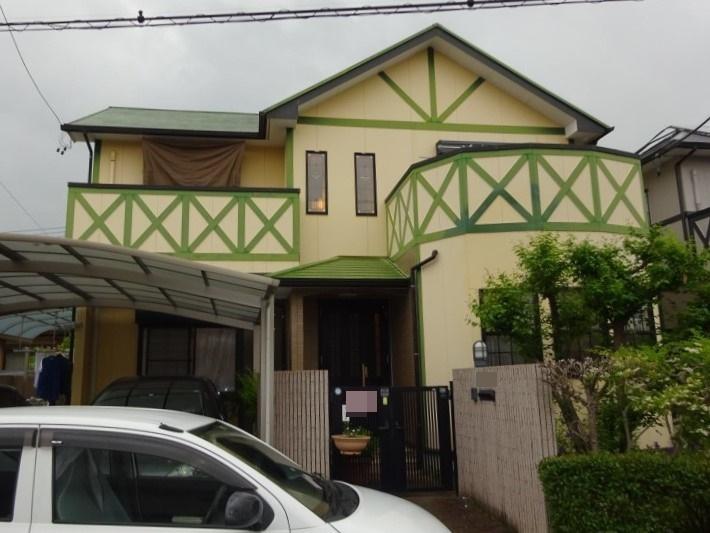 イエローの外壁にアクセントのダークブラウンがおしゃれな仕上がり